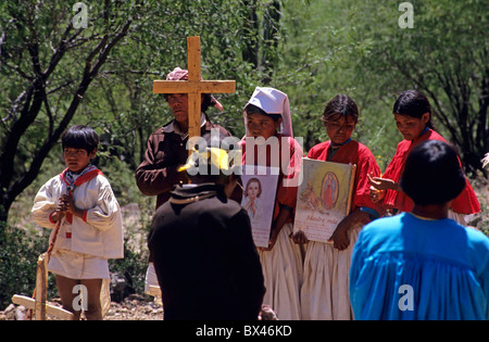 Messico Stato di Chihuahua Sierra Madre Tarahumaran elaborazione indiani vicino alla chiesa cristiana per la celebrazione di Pasqua Foto Stock