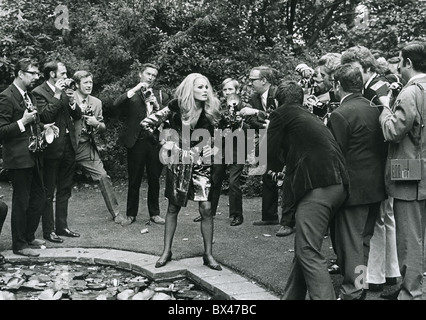 URSULA ANDRESS Swiss attrice cinematografica incontra il Regno Unito premere nel 1967 Foto Stock