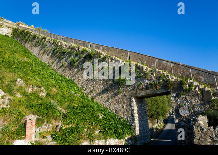Scale artificiali / scala / fasi / lotta di fase sul terrapieno sollevata sulla Rocca di Gibilterra, sul percorso / modo al vertice. Foto Stock
