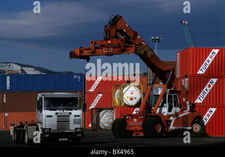 Contenitori che vengono scaricati da un camion sul quay, porto di Marsiglia, Francia. Foto Stock