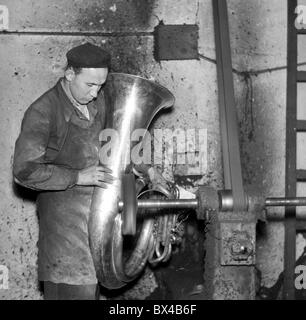 La Cecoslovacchia - Brno 1950. Ottone strumenti musicali Fabbricazione Amati est. 1892 e nazionalizzati dal governo comunista in Foto Stock