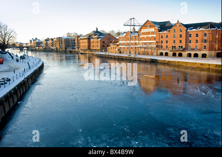 Woodsmill edificio sulla Queen's Staith a destra del fiume ghiacciato Ouse, con King's Staith a sinistra. Foto Stock