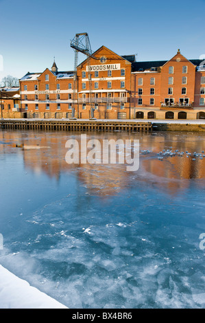 Woodsmill Building sulla Queen's Staith nel centro di York con un fiume ghiacciato Ouse in primo piano. Foto Stock