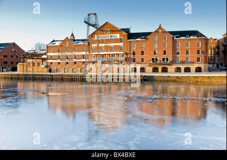 Woodsmill Building sulla Queen's Staith nel centro di York con un fiume ghiacciato Ouse in primo piano. Foto Stock