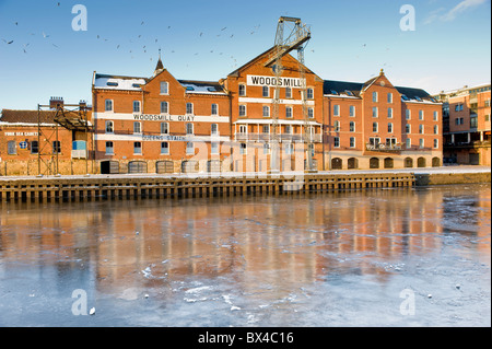 Edificio Woodsmill, Queen's Staith, York. Frozen River Ouse. Foto Stock