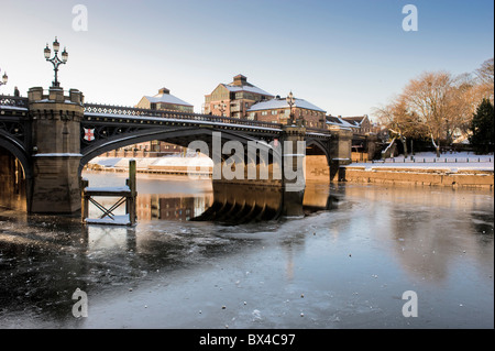 Skeldergate Bridge sparato dalla South Esplanade a York, attraversando il fiume ghiacciato Ouse, con l'edificio Aviva Office in lontananza. Foto Stock