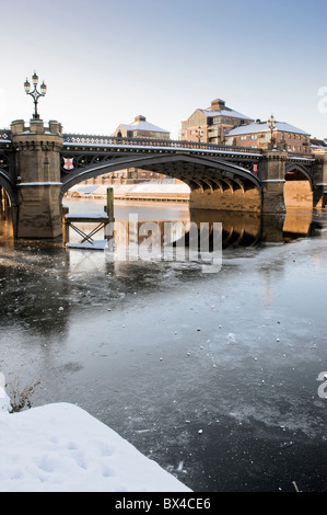 Skeldergate Bridge sparato dalla South Esplanade a York, attraversando il fiume ghiacciato Ouse, con l'edificio Aviva Office in lontananza. Foto Stock