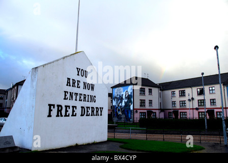 Vista si sta ora entrando in libera Derry murale nel Bogside, città di Derry, Irlanda del Nord Foto Stock