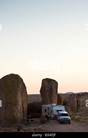 RV camping in mezzo monolitico formazioni di roccia e Cielo di tramonto presso la città di roccia del parco statale campeggio nel Nuovo Messico, Stati Uniti d'America. Foto Stock