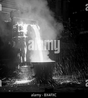 Pilsen - la Cecoslovacchia, 1950. Acciaio fuso al Skoda fonderia di ferro è versata in vasca gigante. CTK Vintage foto Foto Stock