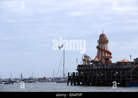 Un affollato Bournemouth Pier durante Air Show con il bombardiere Vulcan dietro di esso. Foto Stock