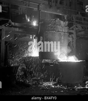 Pilsen - la Cecoslovacchia, 1950. Acciaio fuso al Skoda fonderia di ferro è versata in vasca gigante. CTK Vintage foto Foto Stock