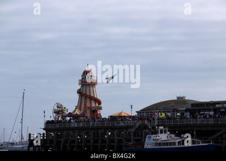 Un affollato Bournemouth Pier durante Air Show con il bombardiere Vulcan dietro di esso. Foto Stock