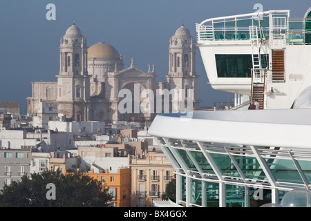 Visualizzazione cattedrale di Cadice sopra i tetti in early morning mist Da pianali superiori di P&O liner Ventura Foto Stock