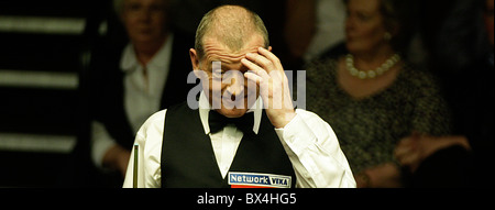 Steve Davis, 52 anni, è diventato il giocatore più vecchio di 21 anni a vincere una partita al 2010 World Snooker Championship Foto Stock