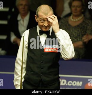 Steve Davis, 52 anni, è diventato il giocatore più vecchio di 21 anni a vincere una partita al 2010 World Snooker Championship Foto Stock