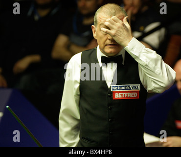 Steve Davis, 52 anni, è diventato il giocatore più vecchio di 21 anni a vincere una partita al 2010 World Snooker Championship Foto Stock