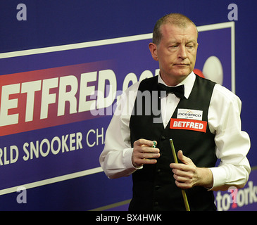 Steve Davis, 52 anni, è diventato il giocatore più vecchio di 21 anni a vincere una partita al 2010 World Snooker Championship Foto Stock