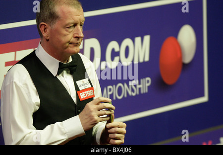 Steve Davis, 52 anni, è diventato il giocatore più vecchio di 21 anni a vincere una partita al 2010 World Snooker Championship Foto Stock