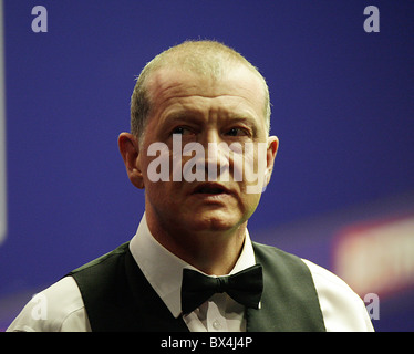 Steve Davis, 52 anni, è diventato il giocatore più vecchio di 21 anni a vincere una partita al 2010 World Snooker Championship Foto Stock