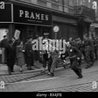 La Cecoslovacchia 1950, relè di pace e friedship. Praga street con esecuzione di concorrenti. Gli uomini e le donne. CTK Vintage foto Foto Stock