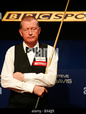 Steve Davis, 52 anni, è diventato il giocatore più vecchio di 21 anni a vincere una partita al 2010 World Snooker Championship Foto Stock