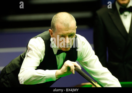 Steve Davis, 52 anni, è diventato il giocatore più vecchio di 21 anni a vincere una partita al 2010 World Snooker Championship Foto Stock