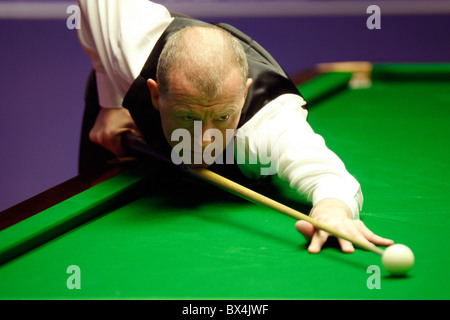 Steve Davis, 52 anni, è diventato il giocatore più vecchio di 21 anni a vincere una partita al 2010 World Snooker Championship Foto Stock