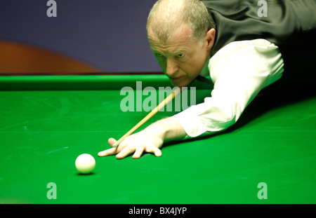 Steve Davis, 52 anni, è diventato il giocatore più vecchio di 21 anni a vincere una partita al 2010 World Snooker Championship Foto Stock