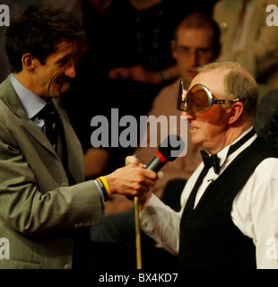 Dennis Taylor (Pic) ha suonato Steve Davis in rivincita 25 anni dal loro incredibile crogiolo finale nel 1985 Foto Stock