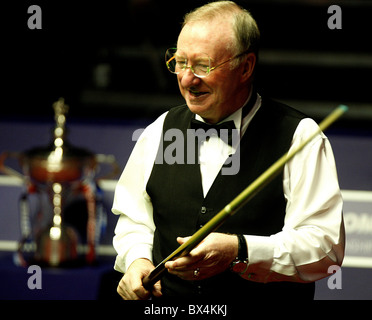 Dennis Taylor (Pic) ha suonato Steve Davis in rivincita 25 anni dal loro incredibile crogiolo finale nel 1985 Foto Stock