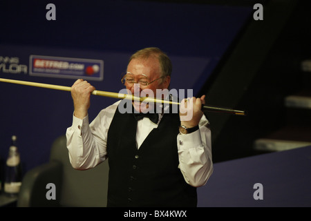 Dennis Taylor (Pic) ha suonato Steve Davis in rivincita 25 anni dal loro incredibile crogiolo finale nel 1985 Foto Stock