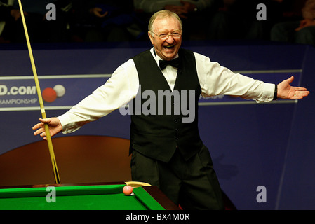 Dennis Taylor (Pic) ha suonato Steve Davis in rivincita 25 anni dal loro incredibile crogiolo finale nel 1985 Foto Stock