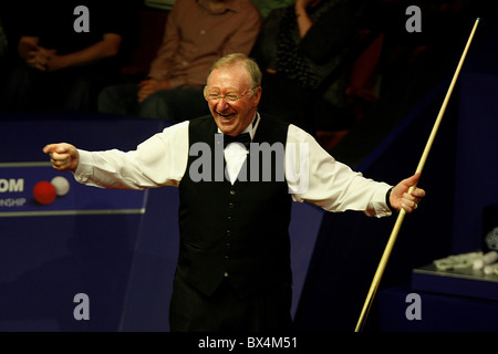 Dennis Taylor (Pic) ha suonato Steve Davis in rivincita 25 anni dal loro incredibile crogiolo finale nel 1985 Foto Stock