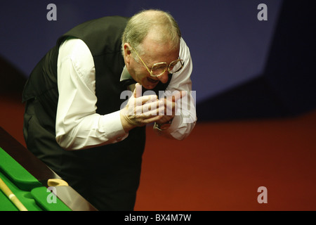 Dennis Taylor (Pic) ha suonato Steve Davis in rivincita 25 anni dal loro incredibile crogiolo finale nel 1985 Foto Stock