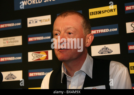 Steve Davis, 52 anni, è diventato il giocatore più vecchio di 21 anni a vincere una partita al 2010 World Snooker Championship Foto Stock