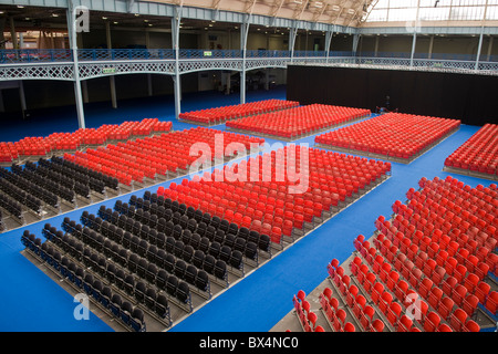 Righe di colore rosso e nero sedi a Londra Olympia Foto Stock