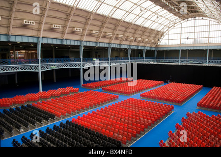 Righe di colore rosso e nero sedi a Londra Olympia Foto Stock