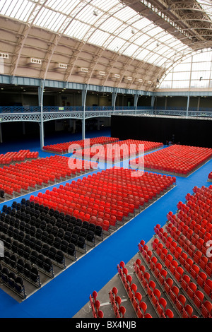 Righe di colore rosso e nero sedi a Londra Olympia Foto Stock