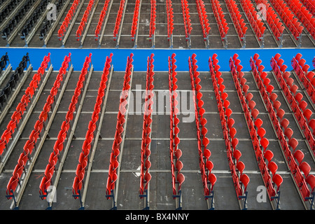 File di sedili rosso a Londra Olympia Foto Stock