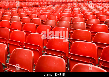 File di sedili rosso a Londra Olympia Foto Stock