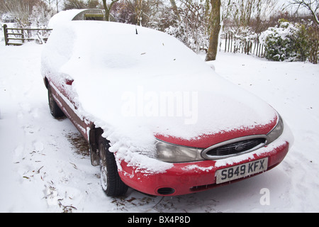 Coperta di neve auto Hampshire, Inghilterra. Foto Stock