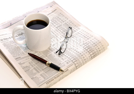 Tazza di caffè e la carta isolata su uno sfondo bianco Foto Stock