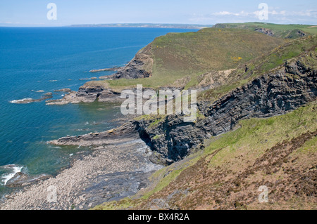 Guardando a Nord dal punto Pencannow verso Castello punto sulla North Cornwall coast path Foto Stock