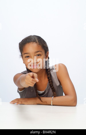 Ritratto di una ragazza con sollevato indice Foto Stock