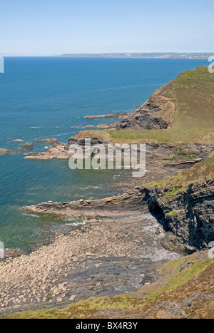 Guardando a Nord dal punto Pencannow verso Castello punto sulla North Cornwall coast path Foto Stock