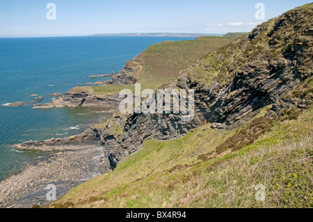 Guardando a Nord dal punto Pencannow verso Castello punto sulla North Cornwall coast path Foto Stock