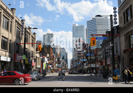 Guardando a sud verso la parte inferiore del mondo la più lunga strada -- Yonge Street -- a Gerrard, in una bella giornata di sole a Toronto Foto Stock