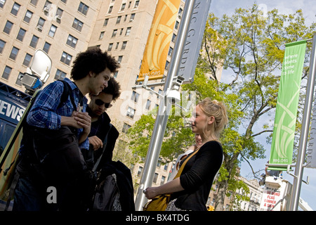 I ragazzi e le ragazze si impegnano in un dopo-scuola conversazione in New York City. Foto Stock