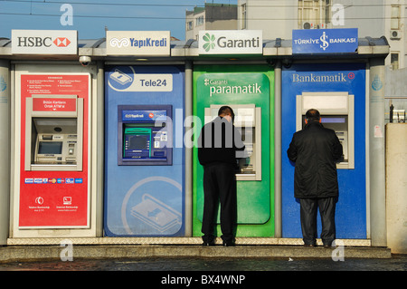 ISTANBUL, Turchia. Una fila di sportelli automatici in Karakoy, con i clienti a ritirare contanti. 2010. Foto Stock